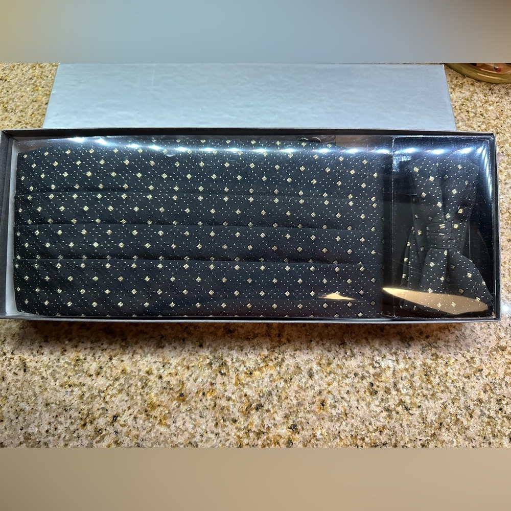 NIB Black and Gold Cummerbund with matching